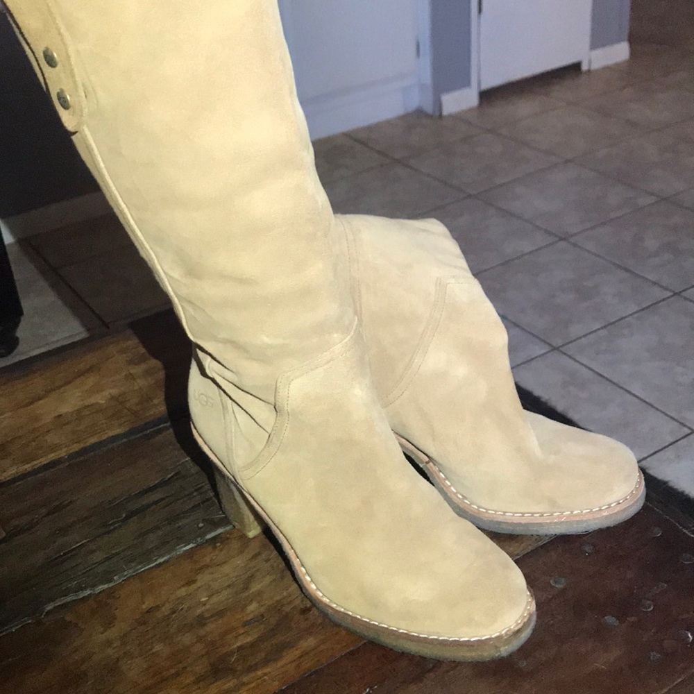UGG BOOTS SIZE 8